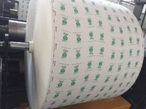 Papel encerado para envolver delicatessen con queso español dejado en la hamburguesa